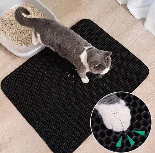 gato caminando sobre alfombrilla de arenero doble capa