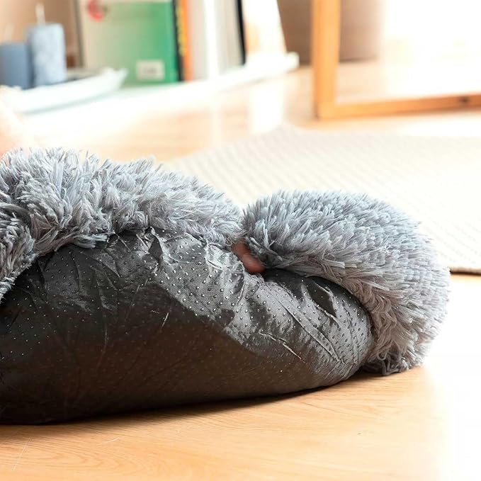 Detalle de la base antideslizante de la cama antiestrés para mascotas