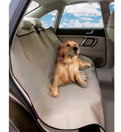 Perro sentado sobre cubre asiento impermeable en el auto, seguro y cómodo