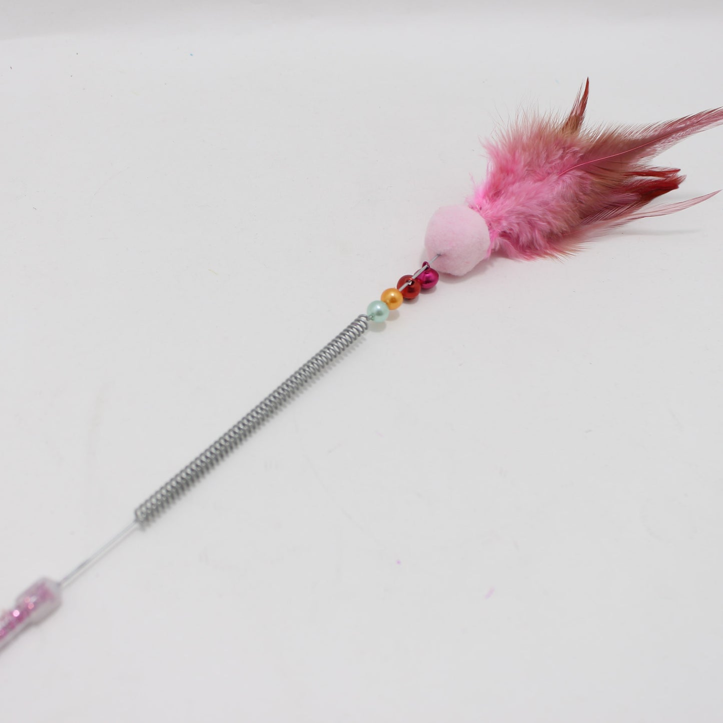 Primer plano del resorte y las plumas del juguete para gato