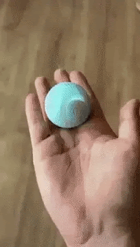 gato jugando con pelota LED interactiva recargable