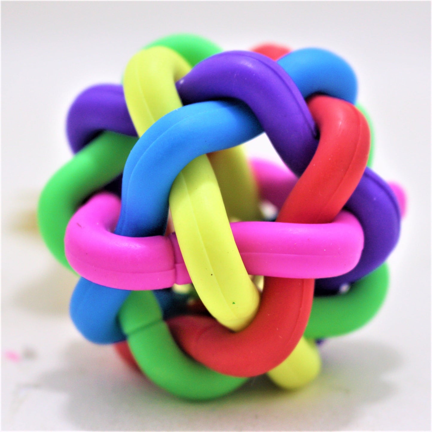 Pelota Nudo Sonajero para mascotas en forma de átomo multicolor sobre fondo blanco