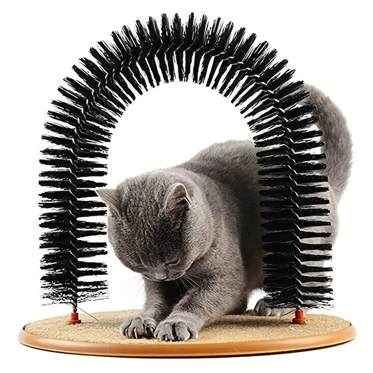 Gato disfrutando de su arco masajeador 