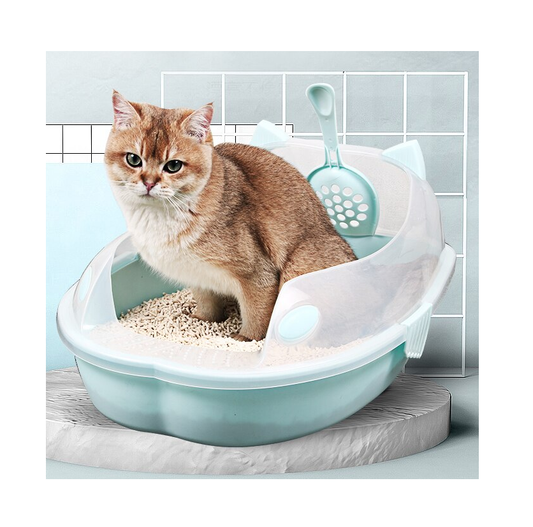 Gato utilizando arenera con tapa y gancho lateral en ambiente hogareño.