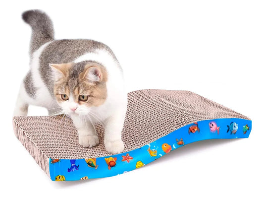 Gato rascando juguete de cartón corrugado con diseño colorido.