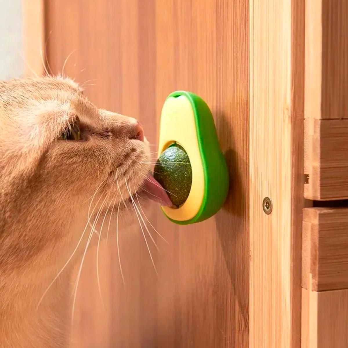 Juguete antiestrés para gatos con hierba gatera natural en presentación giratoria