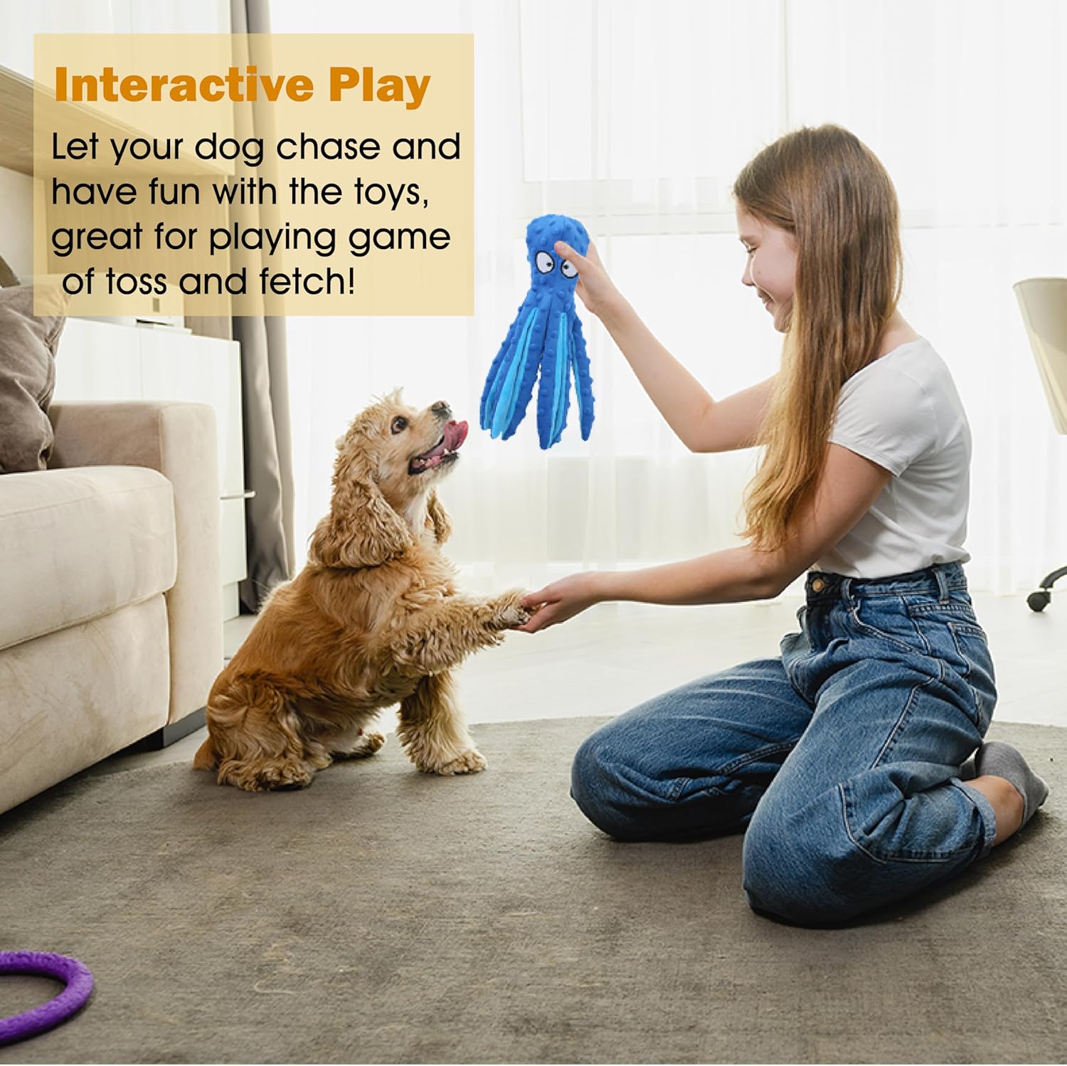Perro jugando con juguete pulpo de peluche, ideal para juegos de lanzar y tirar