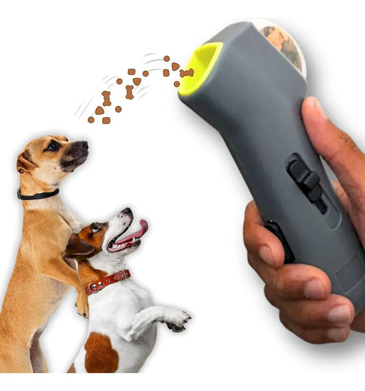 Perros pequeños atrapando golosinas lanzadas desde juguete interactivo