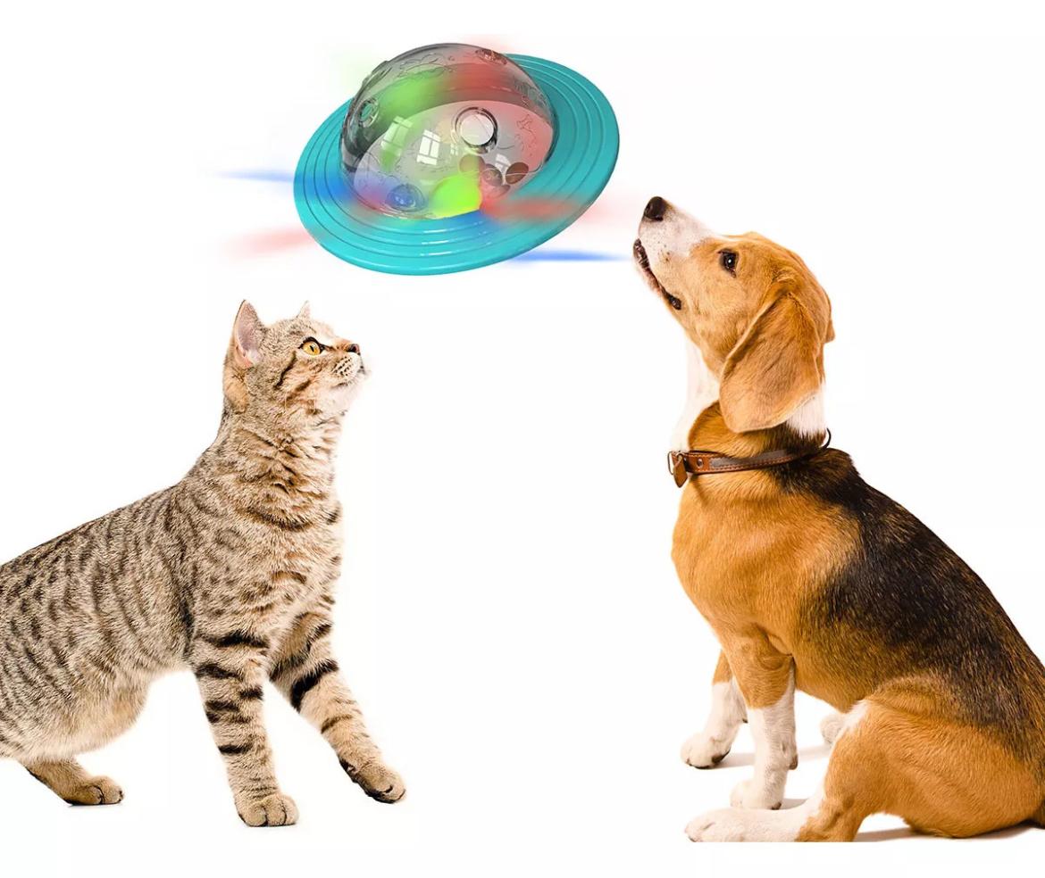Perro  y Gato entretenido con bola interactiva Petastro dispensando comida