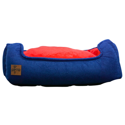 Cama premium antirasguños para perros y gatos en tonos rojo y azul, vista superior sobre fondo blanco.
