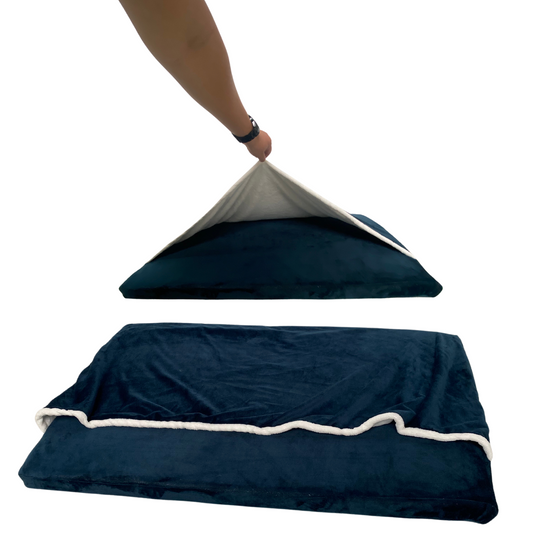 Cama rectangular para perros azul petróleo con cobija marfil, vista superior