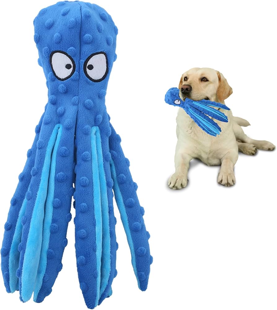 Mascota feliz jugando con peluche de pulpo interactivo para estimulación sensorial